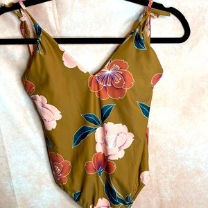 *LIKE NEW ONE PIECE SWIMSUIT